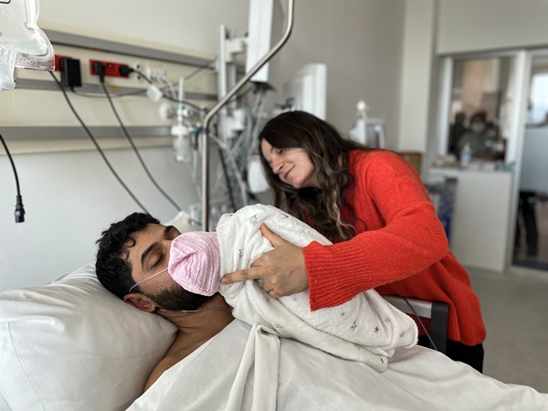 Foto - Hastane enkazından 261 saat sonra kurtarılan baba 12 günlük bebeğiyle buluştu