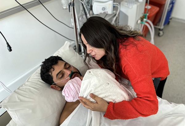 Foto - Hastane enkazından 261 saat sonra kurtarılan baba 12 günlük bebeğiyle buluştu
