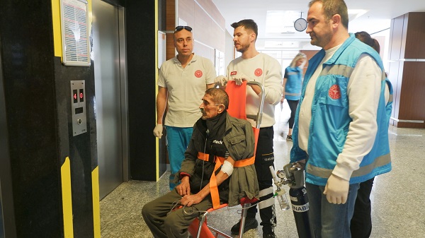 Foto - Hastaneden ambulansla oy vermeye gitti