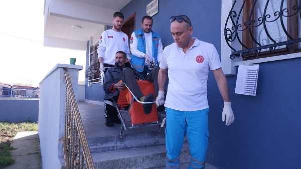 Foto - Hastaneden ambulansla oy vermeye gitti