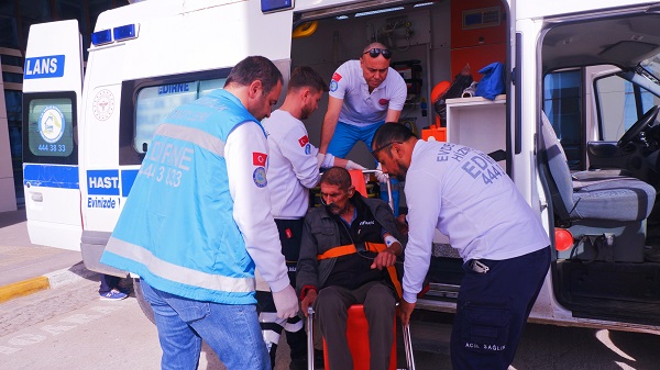 Foto - Hastaneden ambulansla oy vermeye gitti