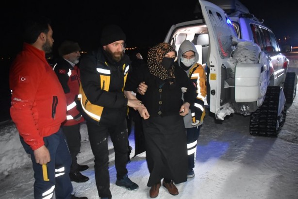 Foto - Hastaneye yetiştirmek için zamanla yarıştılar
