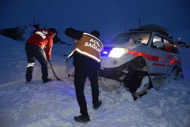 Foto - Hastaneye yetiştirmek için zamanla yarıştılar