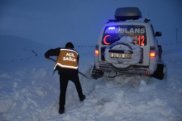 Foto - Hastaneye yetiştirmek için zamanla yarıştılar