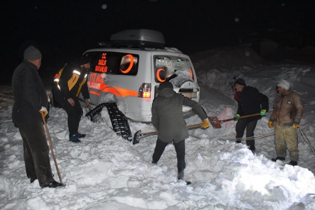 Foto - Hastaneye yetiştirmek için zamanla yarıştılar