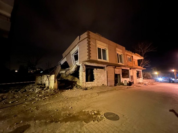 Foto - Hatay depreminde 2 katlı binanın yarısı yıkıldı