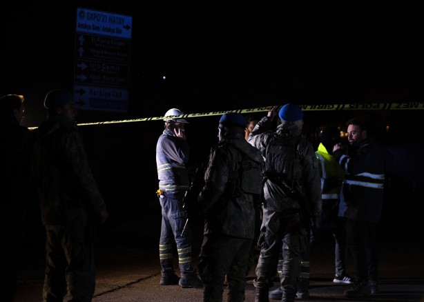 Hatay depreminde 2 katlı binanın yarısı yıkıldı