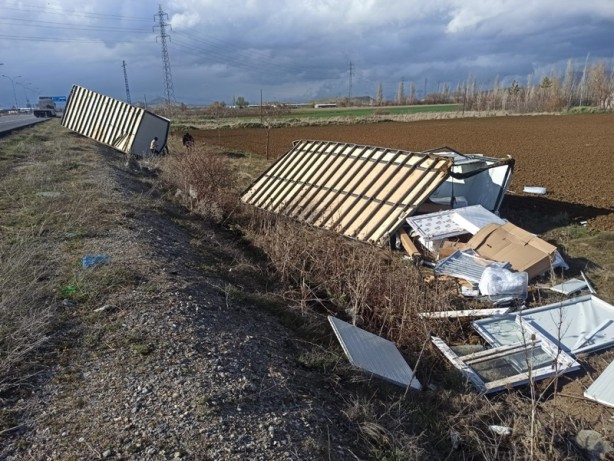 Foto - Hatay'a götürülüyordu! Şiddetli rüzgar nedeniyle devrildi