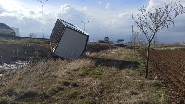 Hatay'a götürülüyordu! Şiddetli rüzgar nedeniyle devrildi