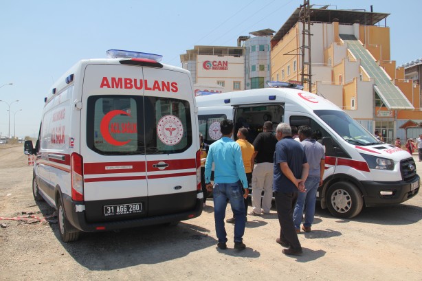 Foto - Hatay’da 2 otomobil çarpıştı! 4 kişi yaralandı