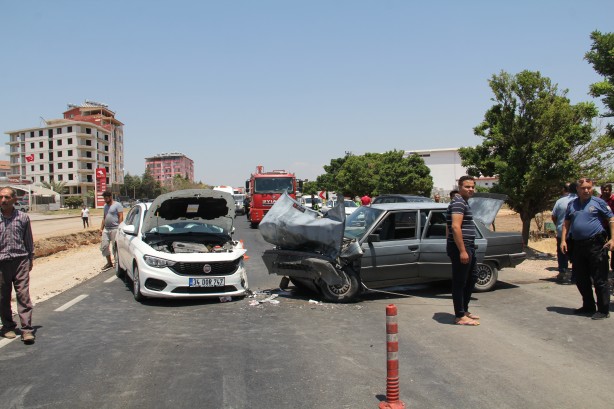 Hatay’da 2 otomobil çarpıştı! 4 kişi yaralandı
