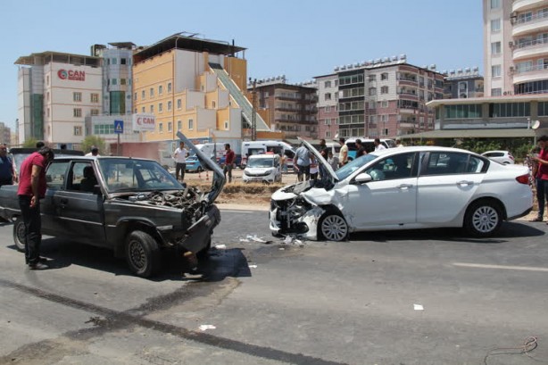Foto - Hatay’da 2 otomobil çarpıştı! 4 kişi yaralandı