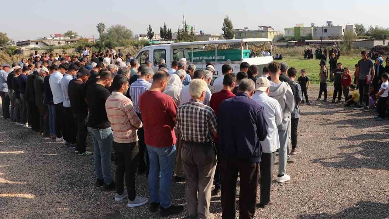 Foto - Hatay'da acı veda: Anne ve 4 yaşındaki kızı yan yana defnedildi 