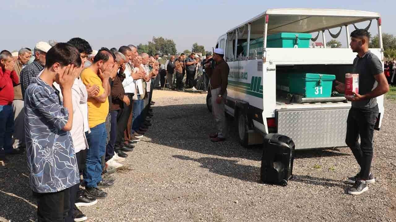 Foto - Hatay'da acı veda: Anne ve 4 yaşındaki kızı yan yana defnedildi 