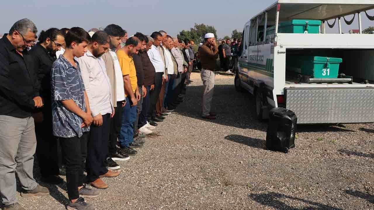 Hatay'da acı veda: Anne ve 4 yaşındaki kızı yan yana defnedildi 