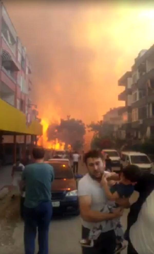 Foto - Hatay'da dehşete düşüren görüntüler! Alevler önüne geleni yutuyor