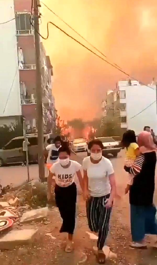 Foto - Hatay'da dehşete düşüren görüntüler! Alevler önüne geleni yutuyor