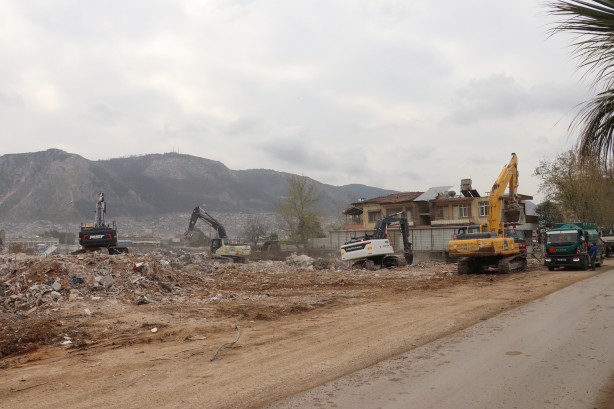 Foto - Hatay'da enkaz kaldırma ve yıkım çalışmaları 16 mahallede sürüyor