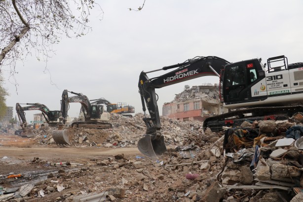 Foto - Hatay'da enkaz kaldırma ve yıkım çalışmaları 16 mahallede sürüyor