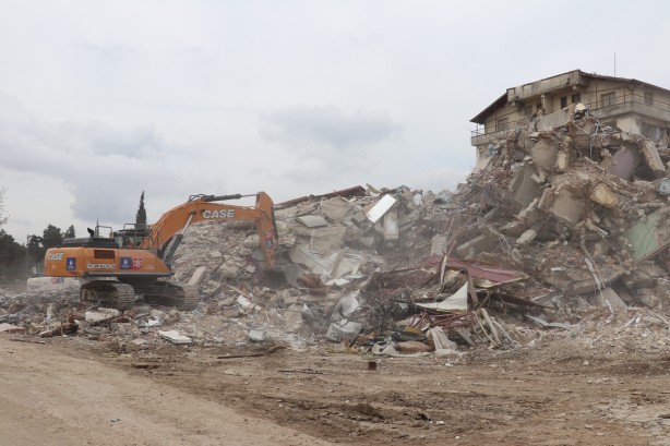 Hatay'da enkaz kaldırma ve yıkım çalışmaları 16 mahallede sürüyor