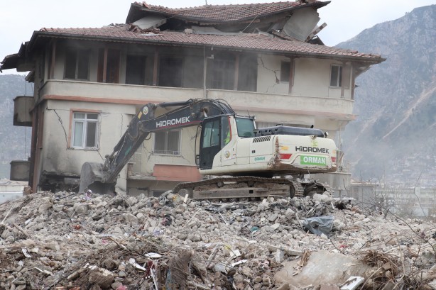 Foto - Hatay'da enkaz kaldırma ve yıkım çalışmaları 16 mahallede sürüyor