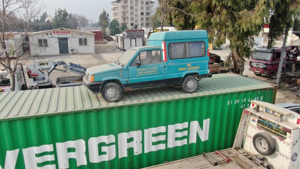 Foto - Hatay'da ilginç görüntü! Bu konteynere bakan bir daha bakıyor