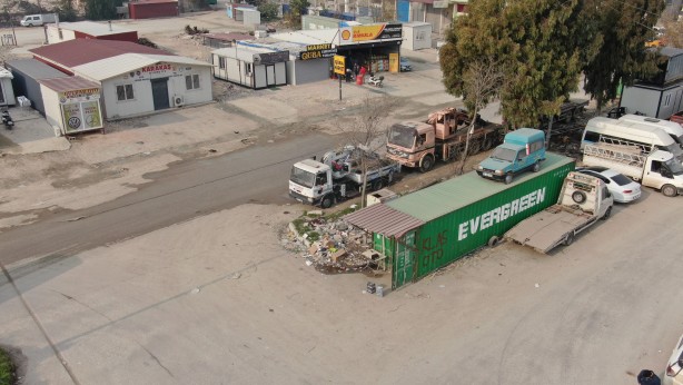 Foto - Hatay'da ilginç görüntü! Bu konteynere bakan bir daha bakıyor
