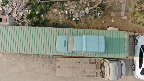 Foto - Hatay'da ilginç görüntü! Bu konteynere bakan bir daha bakıyor