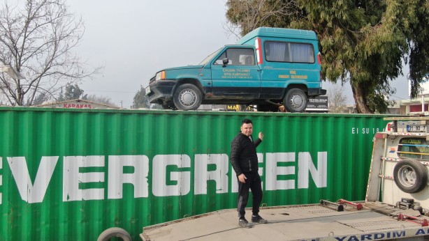 Foto - Hatay'da ilginç görüntü! Bu konteynere bakan bir daha bakıyor