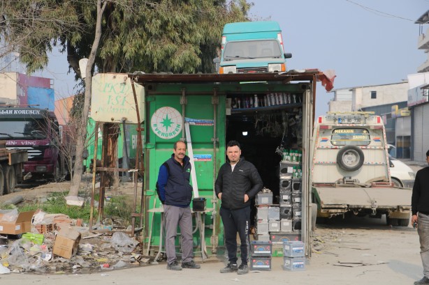Hatay'da ilginç görüntü! Bu konteynere bakan bir daha bakıyor