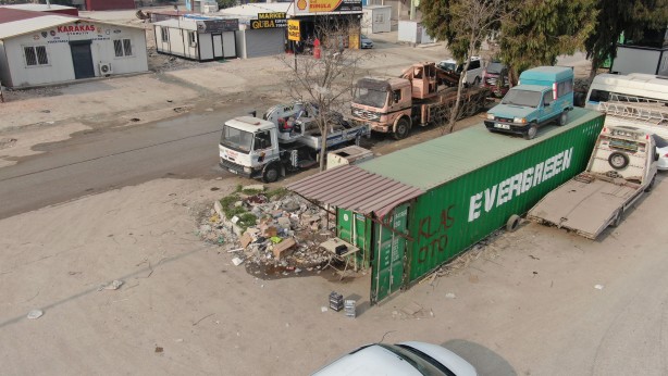 Foto - Hatay'da ilginç görüntü! Bu konteynere bakan bir daha bakıyor