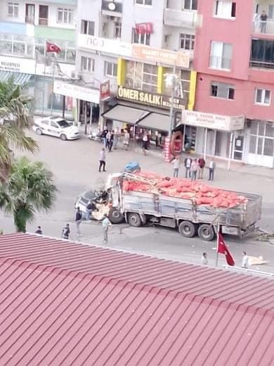 Hatay'da kamyon araçların arasında daldı, ölü ve yaralılar var