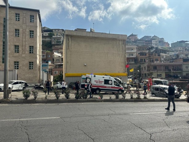 Foto - Hatay'da kamyon araçların arasında daldı, ölü ve yaralılar var