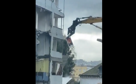 Foto - Hatay’da, yıkım sırasında Türkeş portresine denk gelen iş makinesi operatörü bakın ne yaptı! Tüm Türkiye bu görüntüleri konuşuyor
