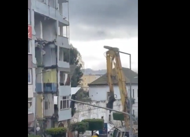Hatay’da, yıkım sırasında Türkeş portresine denk gelen iş makinesi operatörü bakın ne yaptı! Tüm Türkiye bu görüntüleri konuşuyor