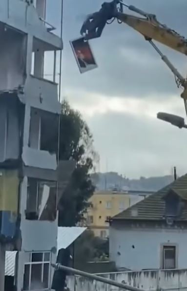 Foto - Hatay’da, yıkım sırasında Türkeş portresine denk gelen iş makinesi operatörü bakın ne yaptı! Tüm Türkiye bu görüntüleri konuşuyor