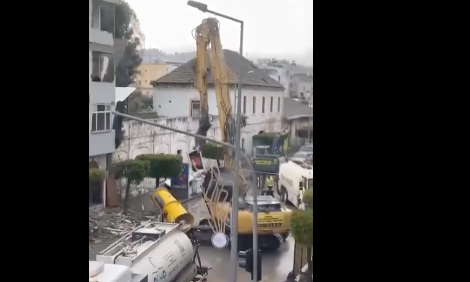 Foto - Hatay’da, yıkım sırasında Türkeş portresine denk gelen iş makinesi operatörü bakın ne yaptı! Tüm Türkiye bu görüntüleri konuşuyor