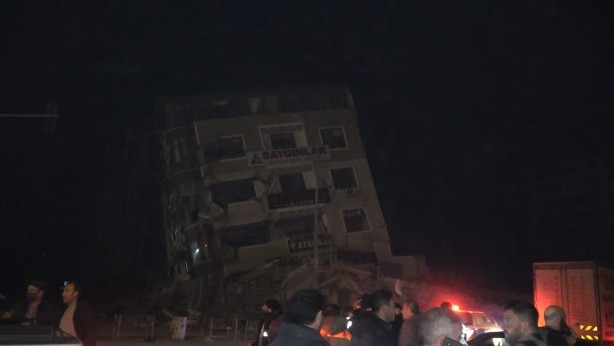 Hatay'daki ilk depremde hasar görmüştü! Yan yattı, yürekler ağza geldi