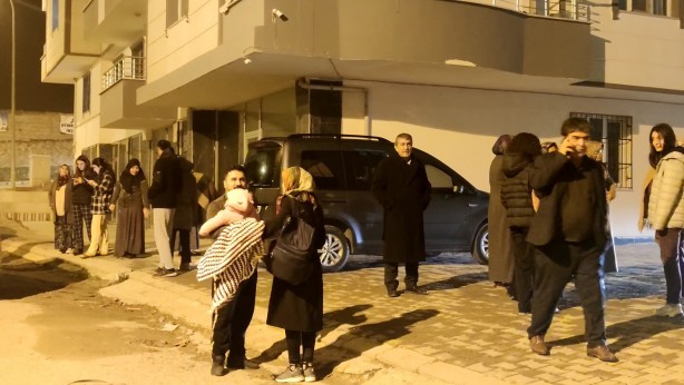 Foto - Hataylılar geceyi sokaklarda geçiriyor!