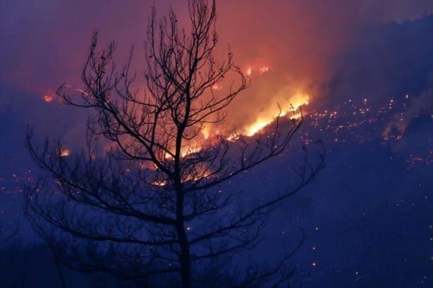 Foto - Hava kararınca yangınların dehşeti ortaya çıktı