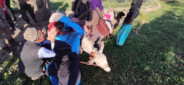 Foto - Hava sıcaklığı eksi 15 dereceye düştü! 10 kişilik aileyi donmaktan son anda kurtardılar