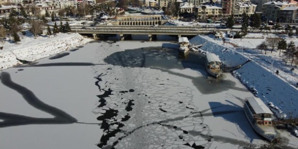 Hava sıcaklığı eksi 16 dereceleri gördü, Beyşehir Gölü kıyıları dondu