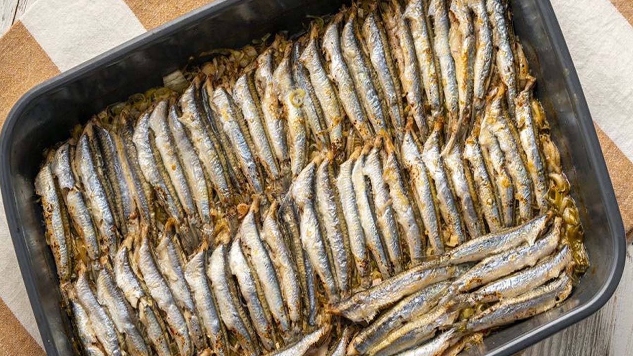 Foto - Hava soğudu: Rize’de hamsi tezgahlarda yerini aldı! Hamsinin boyu yaklaşık 15 cm