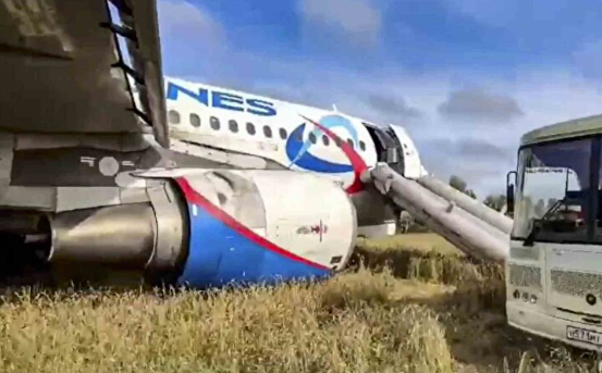 Foto - Havada dehşet anları: 167 kişiyi taşıyan yolcu uçağı bakın nereye acil iniş yaptı