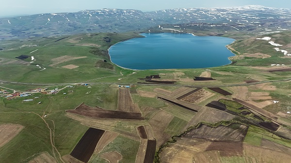 Foto - Havalar ısındı 2 bin 300 rakımdaki gölün buzları çözüldü