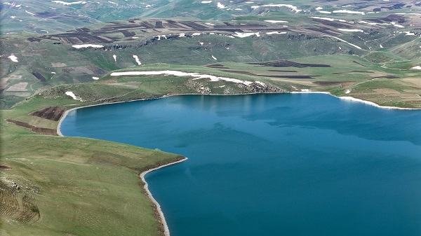 Foto - Havalar ısındı 2 bin 300 rakımdaki gölün buzları çözüldü