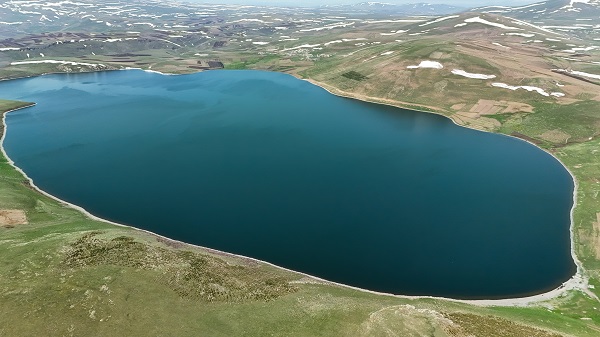 Foto - Havalar ısındı 2 bin 300 rakımdaki gölün buzları çözüldü