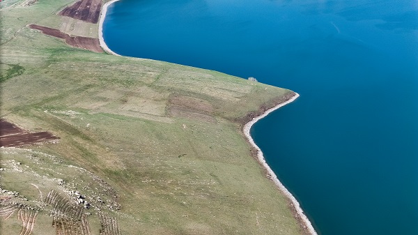 Foto - Havalar ısındı 2 bin 300 rakımdaki gölün buzları çözüldü
