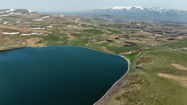 Foto - Havalar ısındı 2 bin 300 rakımdaki gölün buzları çözüldü