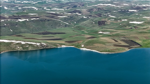 Foto - Havalar ısındı 2 bin 300 rakımdaki gölün buzları çözüldü